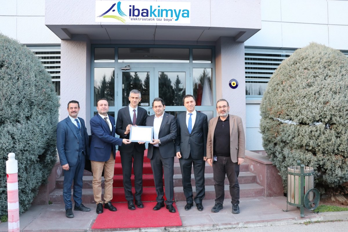 ASO1OSBkurumsal's tweet photo. ASO 1.OSB Üyesi İba Kimya Sanayi ve Ticaret AŞ. firmasının “İşyeri Açma ve Çalışma Ruhsatı ” ASO 1.OSB  Yönetim Kurulu Üyesi Serdar Tütek tarafından firmanın yetkilisi Tulga Dal'a  teslim edildi. Ruhsatın işletmeye hayırlı olmasını diliyor, başarılarının devamını diliyoruz. https://t.co/x8KGuUyE0R
