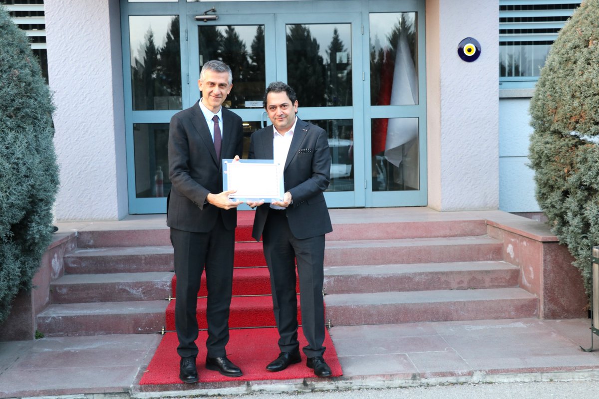 ASO1OSBkurumsal's tweet photo. ASO 1.OSB Üyesi İba Kimya Sanayi ve Ticaret AŞ. firmasının “İşyeri Açma ve Çalışma Ruhsatı ” ASO 1.OSB  Yönetim Kurulu Üyesi Serdar Tütek tarafından firmanın yetkilisi Tulga Dal'a  teslim edildi. Ruhsatın işletmeye hayırlı olmasını diliyor, başarılarının devamını diliyoruz. https://t.co/x8KGuUyE0R