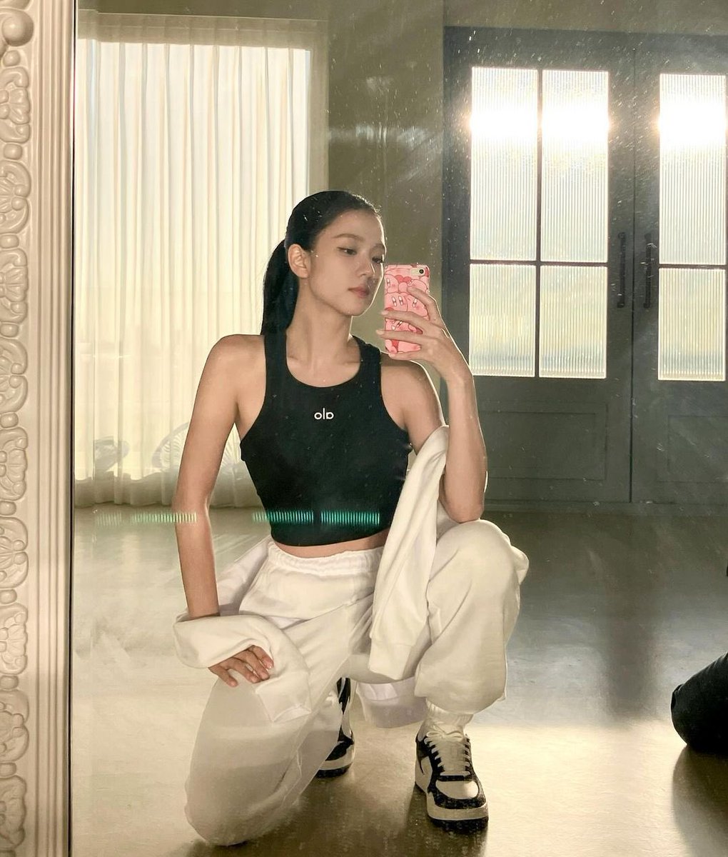 NEWSJISOO's tweet photo. #JISOO instagram update. https://t.co/hZWB8FlgvF