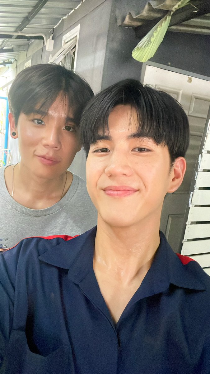 zorporrlo's tweet photo. คือแกอย่าบอกนะว่ามันคือสเปเชียลอีพีอะ5555555555555555555555555655555555คือน้องเดย์จะไปเป็นเด็กอู่กับไอ่หมอกจริงๆหรอ เจ้าของร้านหนังสือจะไปมอมแมมกับไอหมอกจริงๆหรอ 555555555555555555555555ไอ่หมอกจะวาสนาดีเกินไปละ แฟนหลง แฟนรัก ยอมช่วยงานที่อู่อะ มันจะเกินไปละ55555555555555556666555 https://t.co/44M4dsWeMf