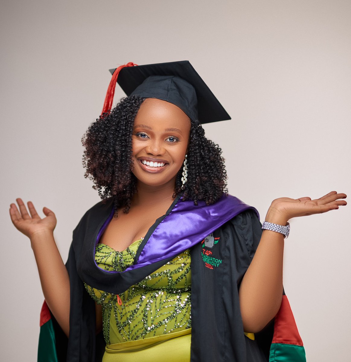 LindaRujumba's tweet photo. LLB (hons) 💃💃💃💃 https://t.co/8XxbrJXCTS
