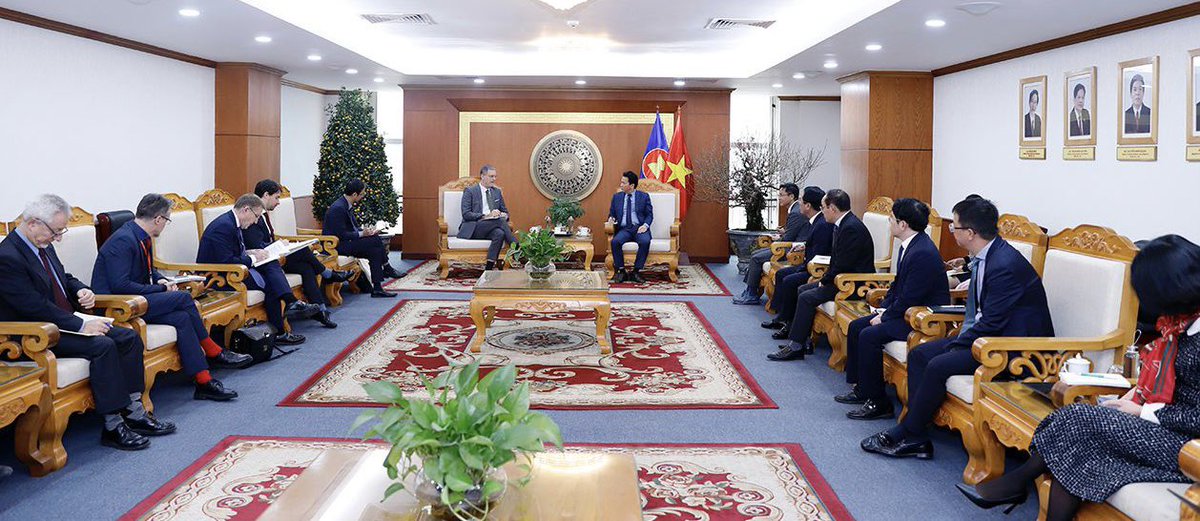 conan_herve's tweet photo. #Vietnam Entretien entre le Ministre #MONRE Dang Quoc Khanh et l'Ambassadeur de 🇫🇷 Olivier Brochet: à l'honneur le partenariat @AFD_France sur le programme de recherche #GEMMES et les appuis aux politiques d'#atténuation #JETP , d'#adaptation et de #GIRE en format #TeamEurope https://t.co/QbrBOY6NVM
