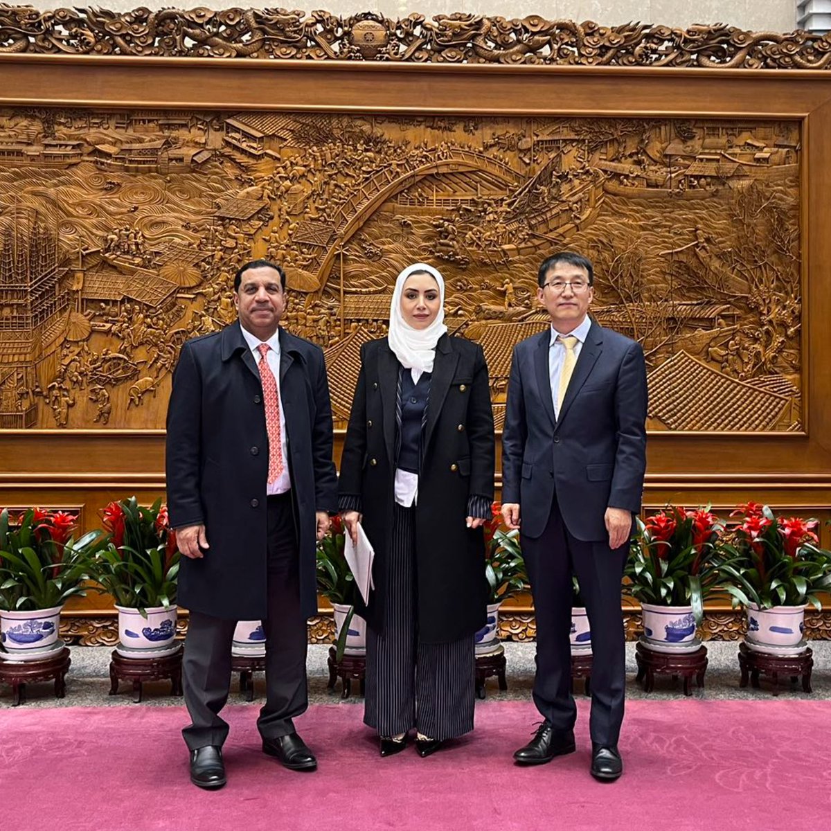 OmanEmbassyCN's tweet photo. التقى اليوم الوزير المفوض علي الحسني نائب رئيس البعثة والسكرتير الثاني زكية الشقصية بنائب رئيس الدائرة القنصلية سعادة Wu Demin بوزارة الخارجية الصينية، تم خلال اللقاء بحث المواضيع ذات الاهتمام المشترك بين الجانبين. https://t.co/TpL6Zufelr