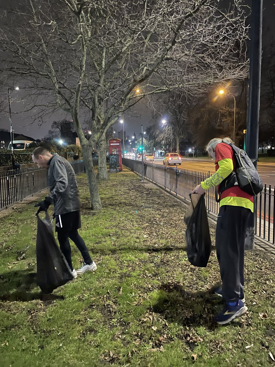 Last minute change of task last night meant we picked a spot in the borough that could do with a bit of TLC - the pocket gardens outside Lewisham Hospital are now free of litter 🚯 Highlights include a Christmas Tree, fork and a lot of cigarette ends!! #lewisham #community