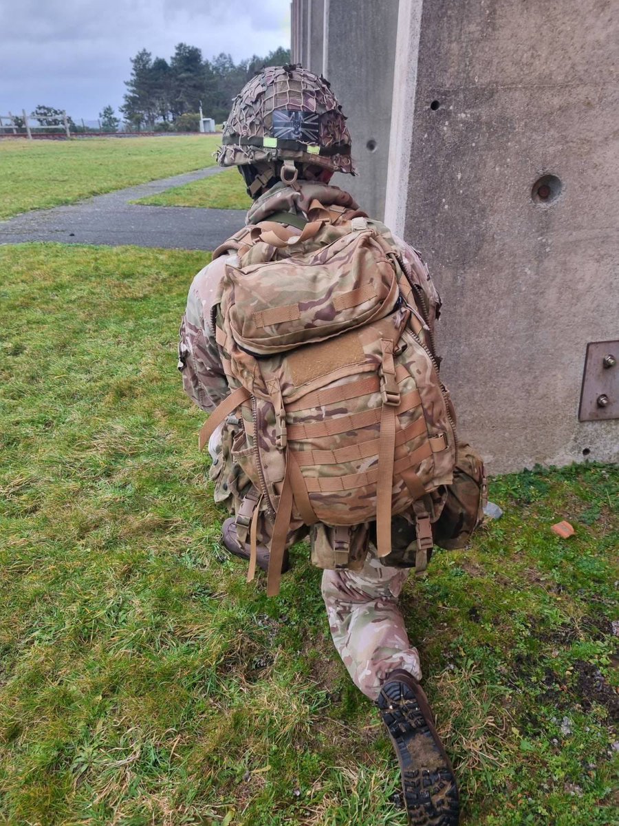 Having occupied a patrol base in Beeston Village, within Ballykinler Trg Area, troops from B Sqn began their routine in defence over the weekend. A thread 🧵 ⬇️