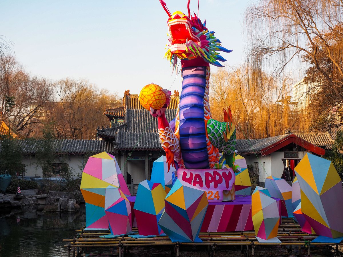 JinanofChina's tweet photo. #SpringFestival lanterns are being set up at #Jinan’s Baotu Spring, featuring captivating 🐉dragon patterns in line with the #YearoftheDragon. 🎇Get ready for a night to remember! #DynamicJinan #SpringFestivalShandong https://t.co/Azx68wMV5n