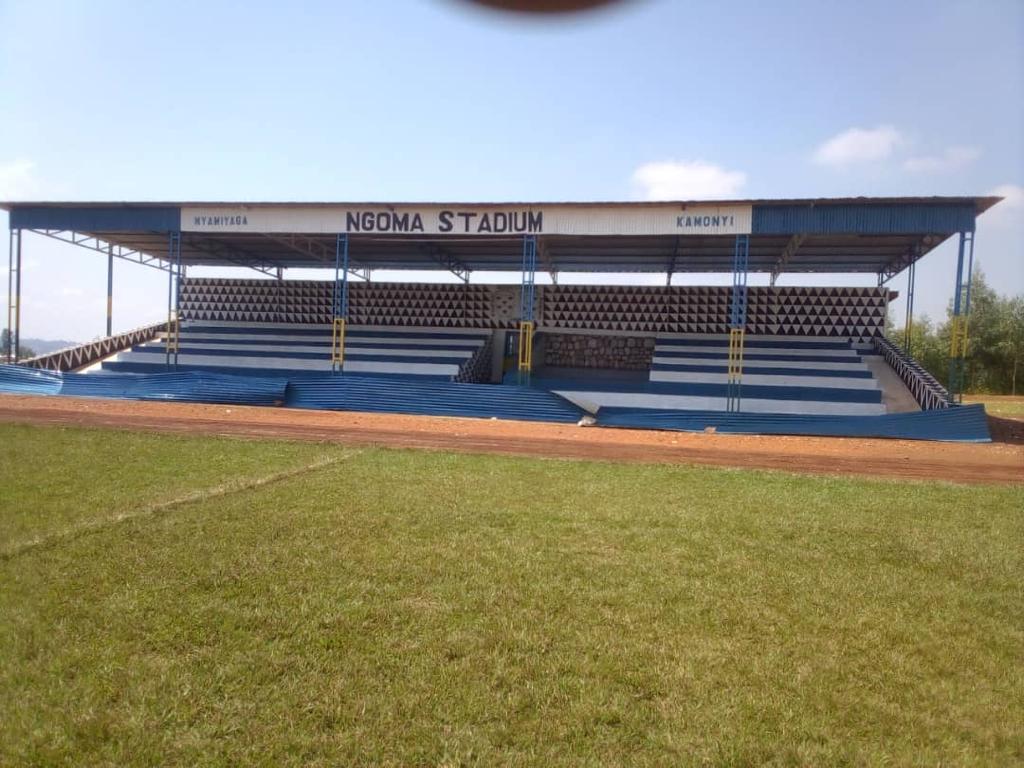 📷AMAFOTO📷 Abaturage babifashijwemo n'ubuyobozi bw'Umurenge wabo wa Nyamiyaga mu Karere ka Kamonyi, biyuzurije Stade. Umunyamabanga Nshingwabikorwa w'Umurenge wa Nyamiyaga, Mudahemuka Jean Damascène, ni umutumirwa mu #UrubugarwImikino. Kurikira ikiganiro Urubuga rw'Imikino…