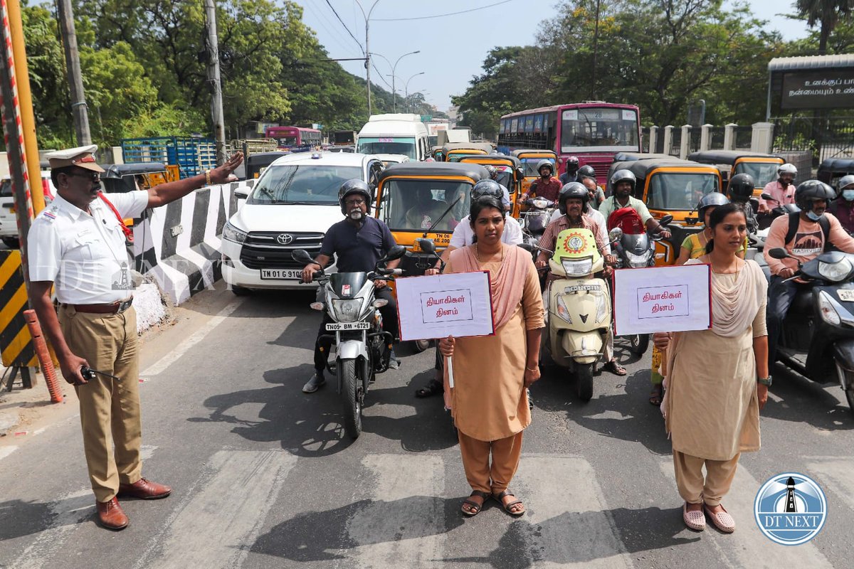 dt_next's tweet image. Traffic was stopped for two minutes from 11:00 AM to 11.02 AM across Chennai in the view of Martyrs’ Day on Tuesday.

📸 @_Hemanathan_ 

Thread (1/2)

#Traffic #trafficsignals #MartyrsDay #MartyrsDay2024 #Chennai
