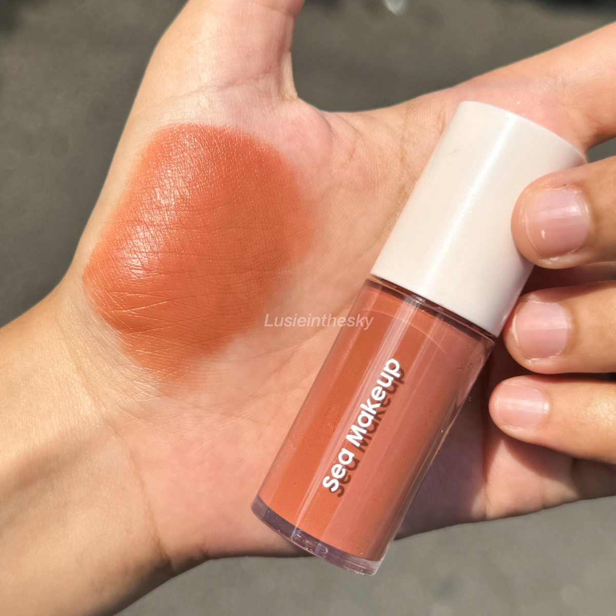 Lusieinthesky's tweet image. hi dari Sea Makeup liquid blush ♡

jujur ini cakep bgt... pigmented tp buildable. diblendnya gampang gak ada drama ngeblok.

aku pake shade Dahlia Sunset, warm tone sunkissed look bestie🧡