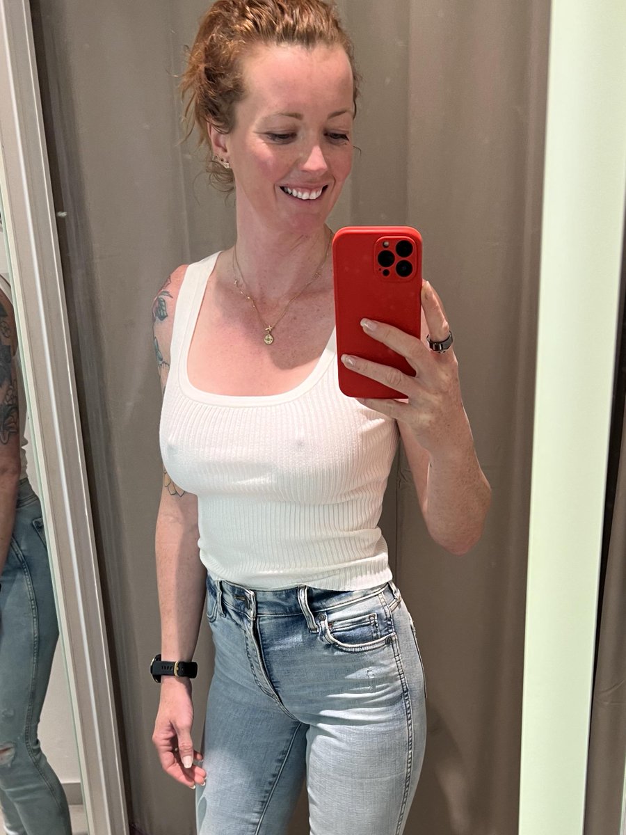 MomsGoneWild8's tweet photo. Just looking for an older man who’s good in bed https://t.co/2R5ZbVV98H