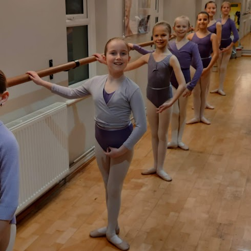Happy Tutu Tuesday!Take a sneak peek inside one of our ballet classes - where grace and strength meet. 🩰 
#behindthescenes #tututuesday #lovevbdance #burgesshill #hassocks #ballet