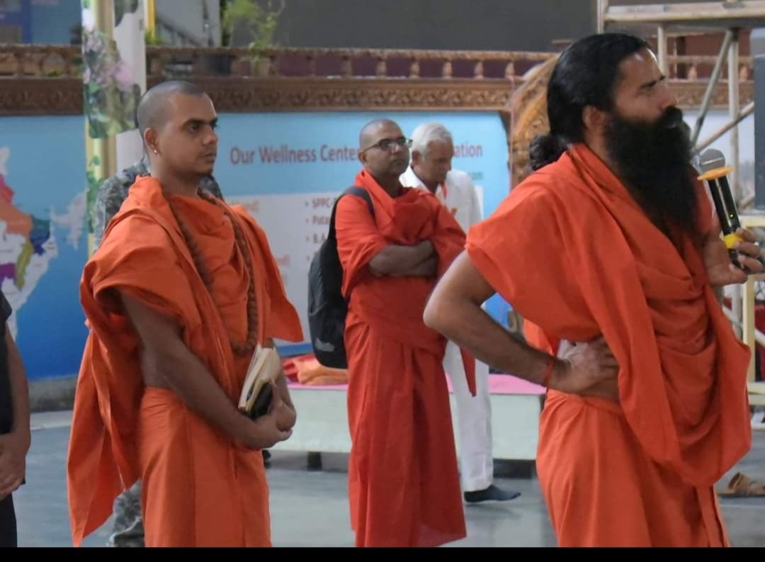 AcharyaSumit2's tweet photo. सैकड़ो युवा भाई- बहनों  को #वैदिकयुग की पुनः प्रतिष्ठा के सन्यास मार्ग पर चलाने वाले परम पूज्य स्वामी रामदेव जी की मूर्ति मैडम तुसाद म्यूजियम में लगाई जाएगी। 
#स्वामीरामदेव_मैडमतुसाद
@yogrishiramdev
@Ach_Balkrishna https://t.co/jTW4DxvjbG