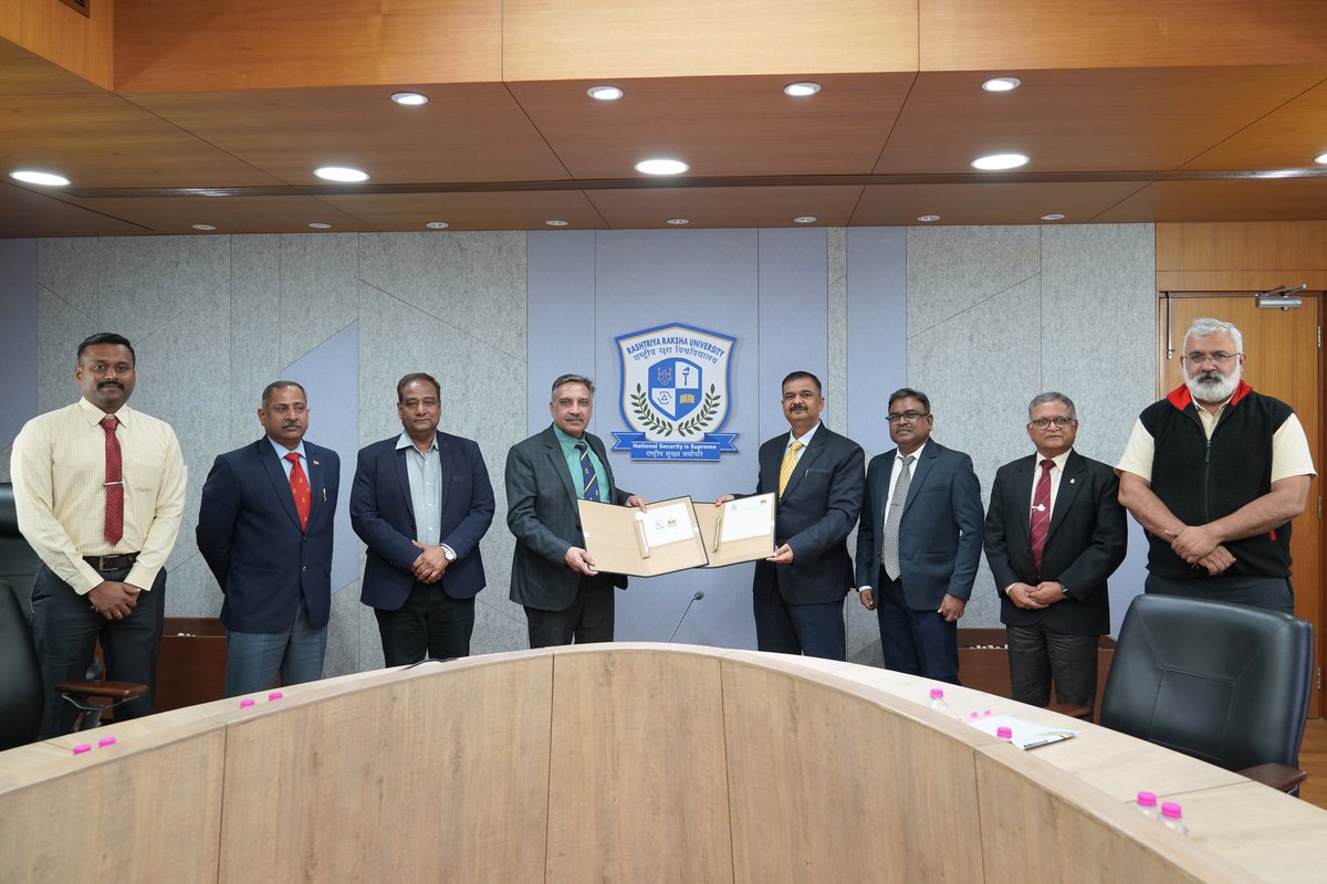 indiannavy's tweet photo. MoU b/n #IndianNavy's Management &amp; Armament Training Institute (MATI) NAD, Visakhapatnam &amp; @RakshaUni, Gandhinagar signed by Shri P Upadhyay, DGoNA &amp; Pro VC RRU Dr Kalpesh H Wandra.

@SpokespersonMoD @PRO_Vizag 
@DefencePRO_Guj https://t.co/7FD4CwRa2J