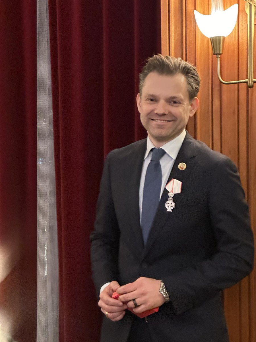 Sidste borgmester der fik ridderkorset af HM Dronning Margrethe - første socialdemokrat der fik det, efter vi nu toner rent ‘royalt’ flag. Og jeg som endda ikke har turdet sidde på en hest siden jeg faldt af som 6 årig 😜😊🙏🇩🇰