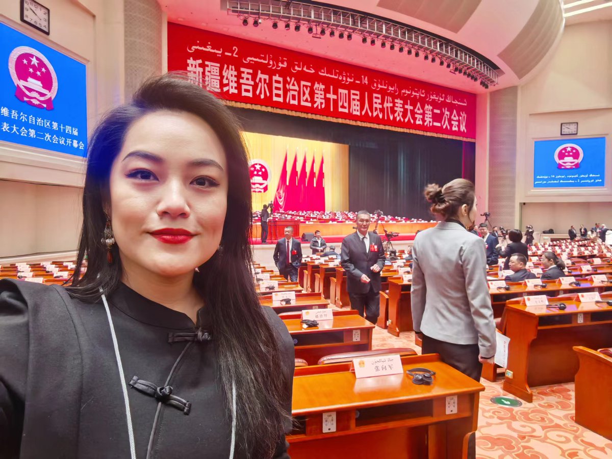 Jingjing_Li's tweet photo. In Urumqi this week covering #Xinjiang's Two Sessions.
People of multiple ethnic groups, including #Uyghurs, are involved in policy-making.
Everything at the local government is written in two languages, Mandarin and Uyghur.
The reality on the ground is completely the opposite of what some Western media told you, right?