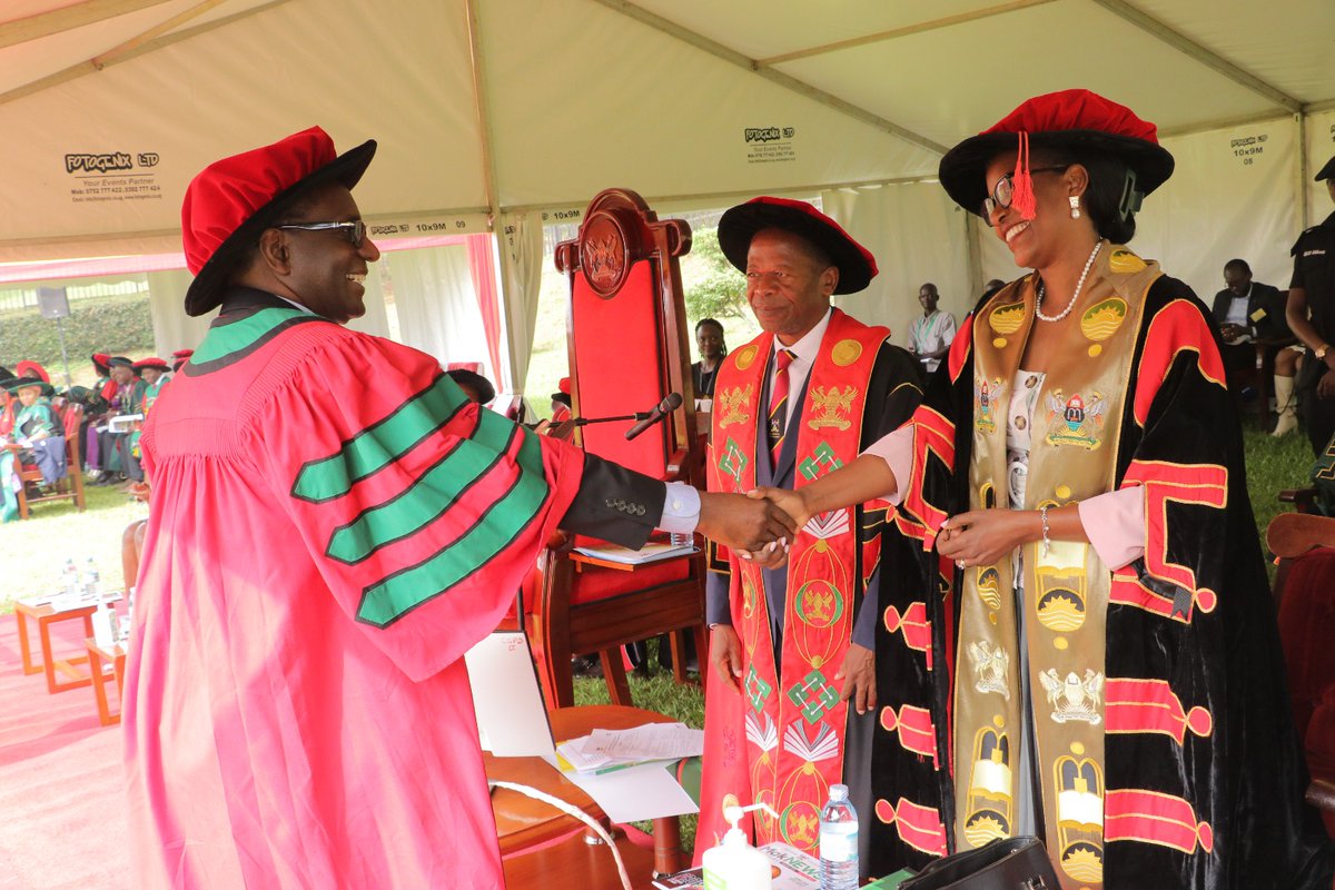 A proud moment at the recently concluded Makerere graduation as Chairperson Makerere University Council, @MagaraLorna , congratulates our ED, @ProfKamya on receiving the Research Excellence Award. A true testament to his dedication to research excellence. #ResearchExcellence…