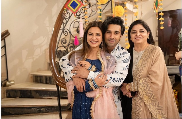 Onlinetadka's tweet image. Officially Engaged: पुलकित सम्राट ने गर्लफ्रेंड कृति खरबंदा संग की सगाई, रोका सेरेमनी में एक-दूजे की बाहों में यूं रिंग फ्लाॅन्ट करता दिखा कपल
#PulkitSamrat #KritiKharbanda #officiallyEngaged #Couple #Roka    #Bollywood