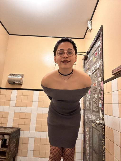 My band really made me feel pretty last night I love em https://t.co/lhiEPkV5LQ<a href="/tag/dominican"class="tags"><span>#dominican</span></a><a href="/tag/mexican"class="tags"><span>#mexican</span></a><a href="/tag/latino"class="tags"><span>#latino</span></a><a href="/tag/mentalillness"class="tags"><span>#mentalillness</span></a><a href="/tag/autistic"class="tags"><span>#autistic</span></a>