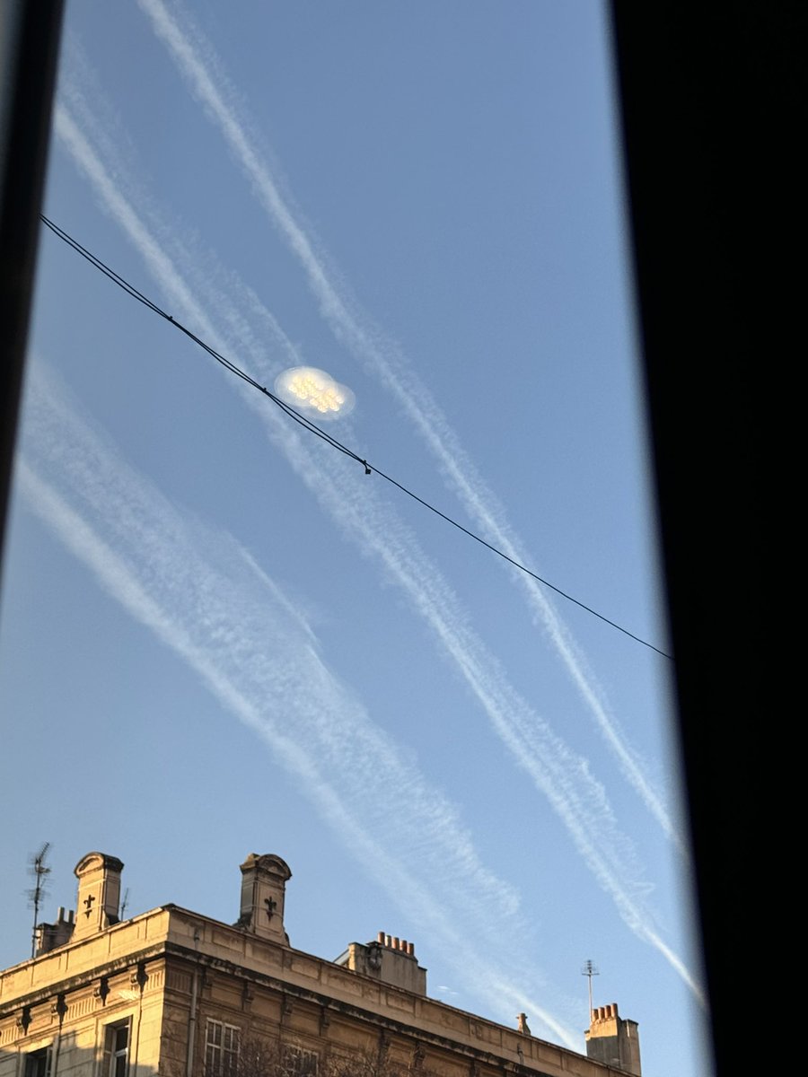 Lauredo's tweet photo. #chems #chemtrails bonjour Marseille ! 
#xenpls https://t.co/wxag0VPRlB