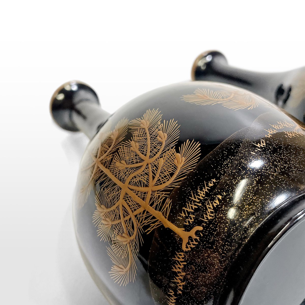 YuYu_kenshodo's tweet photo. 若松蒔絵徳利一対（箱なし）

作家：不明
時��：明治
サイズ：縦=113mm　　横=113mm　高さ=228mm

#賢祥堂美術 #古美術 #漆 #蒔絵 #初音 #漆器 #重箱 #香炉 #京都 #絵画 #茶道具 #硯箱 #若松 #食器 #和食器 #美術 #棗 #香合 #徳利 #lacquer #incense #art #antique #Japan

https://t.co/GniQBJHbgI https://t.co/EA8qwozUYz