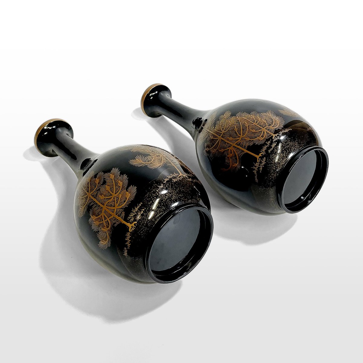 YuYu_kenshodo's tweet photo. 若松蒔絵徳利一対（箱なし）

作家：不明
時��：明治
サイズ：縦=113mm　　横=113mm　高さ=228mm

#賢祥堂美術 #古美術 #漆 #蒔絵 #初音 #漆器 #重箱 #香炉 #京都 #絵画 #茶道具 #硯箱 #若松 #食器 #和食器 #美術 #棗 #香合 #徳利 #lacquer #incense #art #antique #Japan

https://t.co/GniQBJHbgI https://t.co/EA8qwozUYz