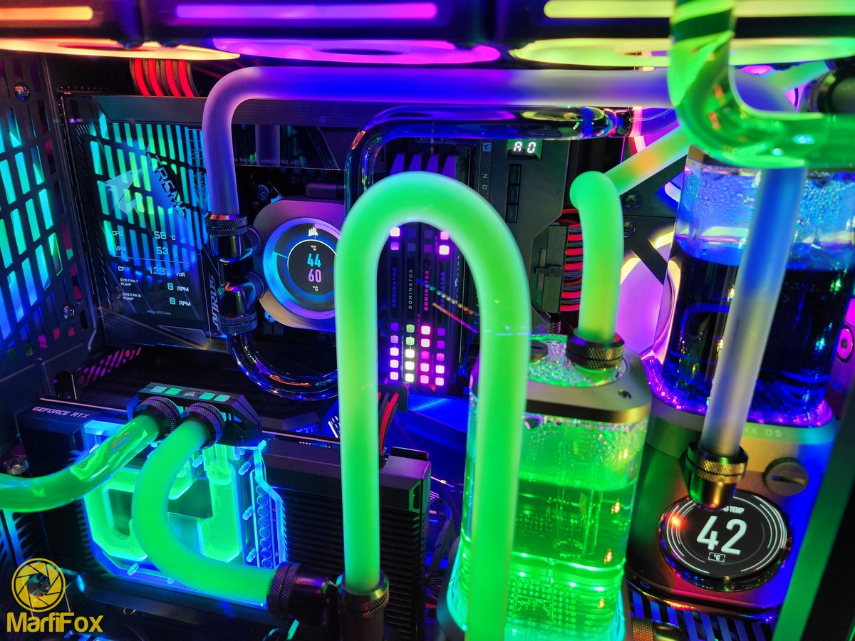 marfifox's tweet photo. Hui, hab mir einen neuen PC gebaut. 
RGB 4 Life 🦊💜💚🐺
🌈🏳️‍🌈 https://t.co/dC1UTNc19h