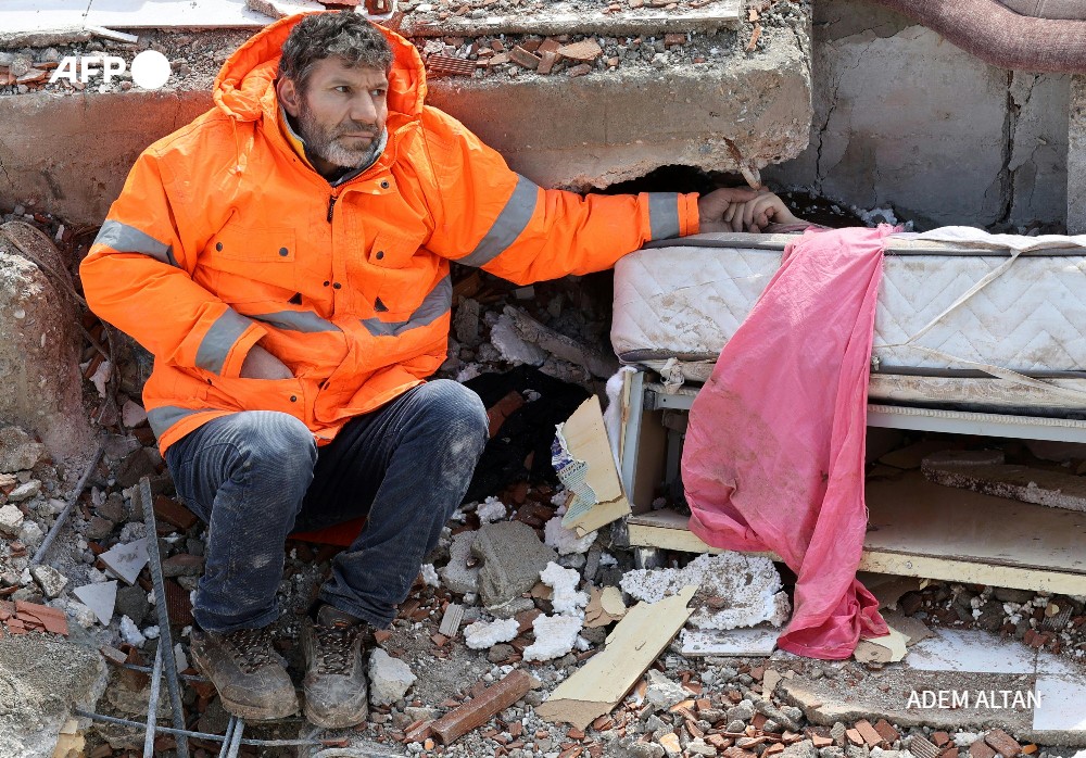 Dmitry Zaks (@dmitryzaksafp) on Twitter photo A photo of Mesut Hancer holding his dead daughter's hand protruding from the debris, her body crushed and his gaze lost, epitomised the anguish of Turkey's earthquake. <a href="/AFP/">AFP News Agency</a> catches up with him ahead of the first anniversary of the disaster
u.afp.com/5piM A photo of Mesut Hancer holding his dead daughter's hand protruding from the debris, her body crushed and his gaze lost, epitomised the anguish of Turkey's earthquake. <a href="/AFP/">AFP News Agency</a> catches up with him ahead of the first anniversary of the disaster
u.afp.com/5piM
