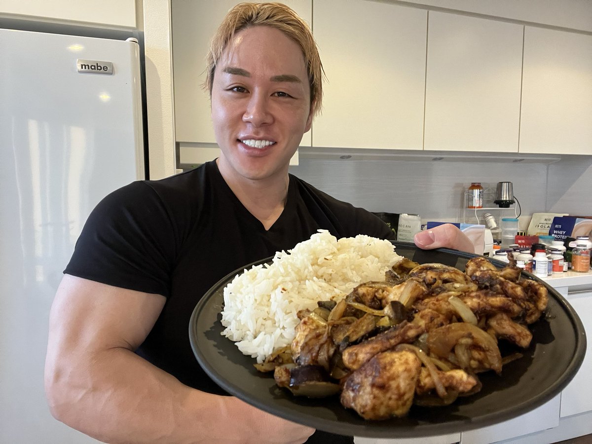 YamasawaRey's tweet photo. 【5キロ痩せた減量飯】

一日分
・鶏胸肉600g
切った胸肉を酒、片栗粉、鶏ガラの素で揉んでから焼くとぷりぷりで超美味い😋

味付けはカロリー50%OFFのカレールウで毎日飽きない🍛

後は
・ごはん700g
・プロテイン一日2回
・アミノ酸系サプ
などからカロリーを摂取。

外食も寿司とかラーメンとかたまに食べるけど一日の脂質量を少なくすれば余裕で痩せる。