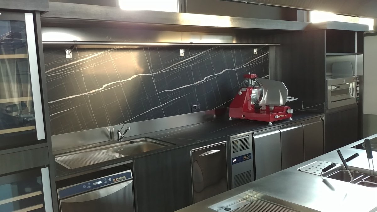 cerettiarredam's tweet photo. Installazione cucina professionale dimostrativa realizzata in monoblocco in una sala demo di una nota azienda di distribuzione alimentare. https://t.co/0QNGgosbq4