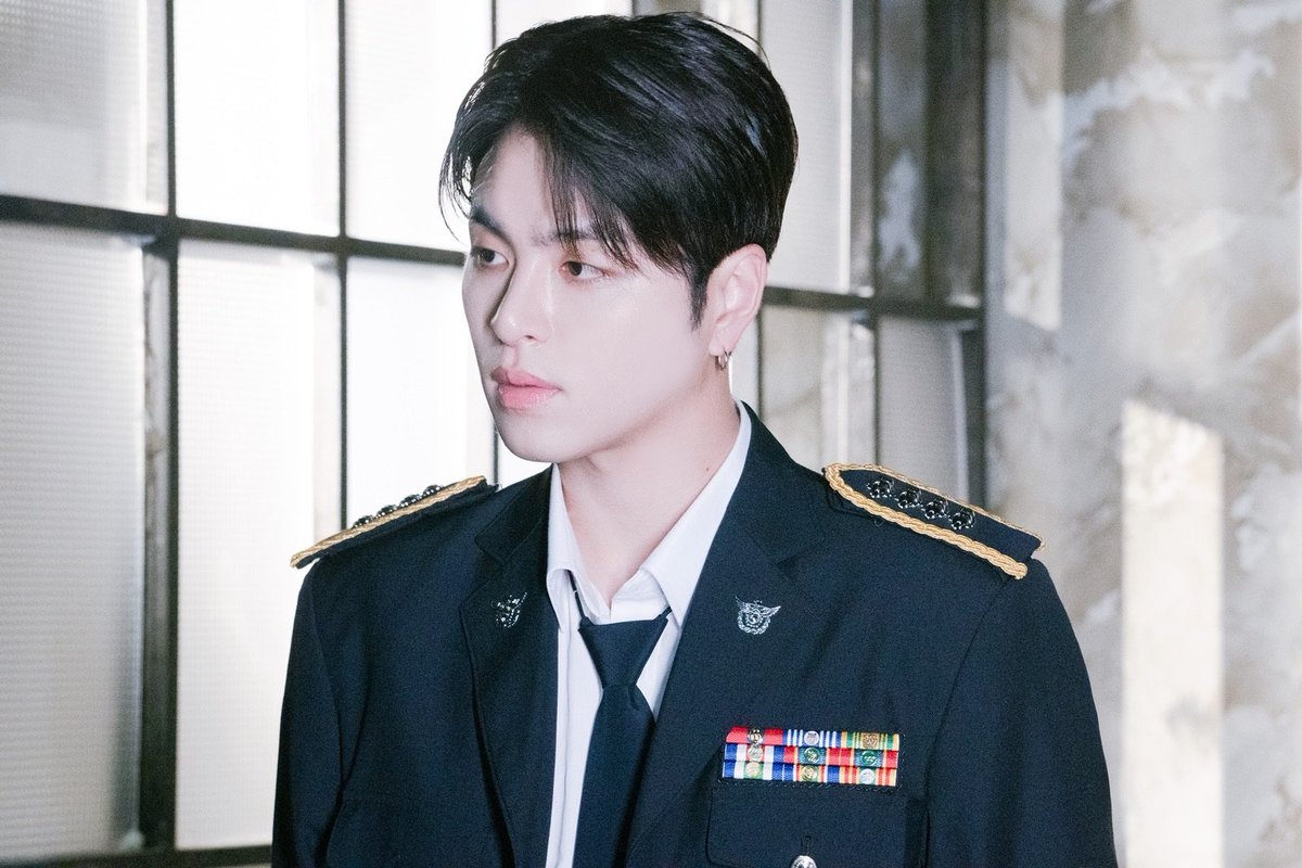 iKON ジュネ JUNE KOO JUNHOE - iKON 2024 SEASON'S GREETINGS [KON HOUSE] Behind