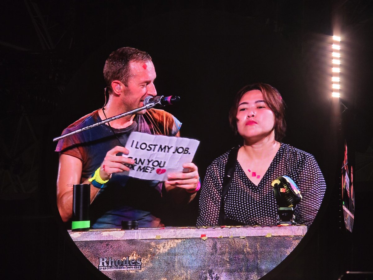 neilenore's tweet image. Sign: "I lost my job"
Chris: "you have to come up here"
Chris: "We have to let your future employers know you have a good printing and lamination skills"

Songbook for Day 5 of #ColdplaySingapore is Everglow