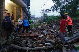 JatimThis's tweet photo. Tembok Hotel Singashari Resort Jebol Terkena Banjir,  Dua Rumah Rusak dan Tiga Mobil Hanyut https://t.co/6c5myJqo7F https://t.co/ZLUsUHXQaO