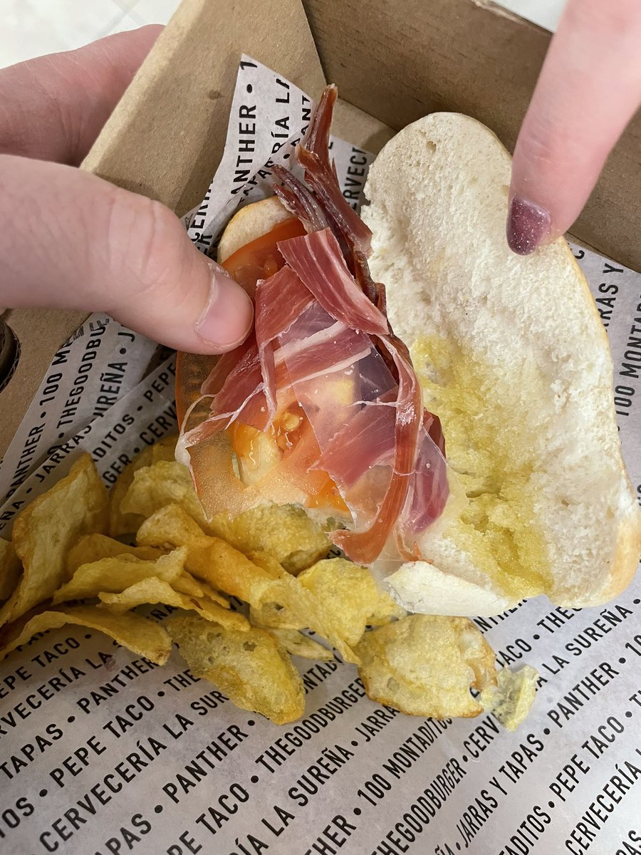 Leuven_'s tweet photo. Desconocía que Restalia había creado una sub-marca: 
100 Plastiquitos…
Lamentable mi experiencia ayer en @100montaditos .
¿Cómo puede pasar esto en un establecimiento que pasa tantas auditorías…? pero eso no acaba ahí…pido que me lo cambien y me ponen uno de salmón (alergia) https://t.co/vjE2iZCZSo