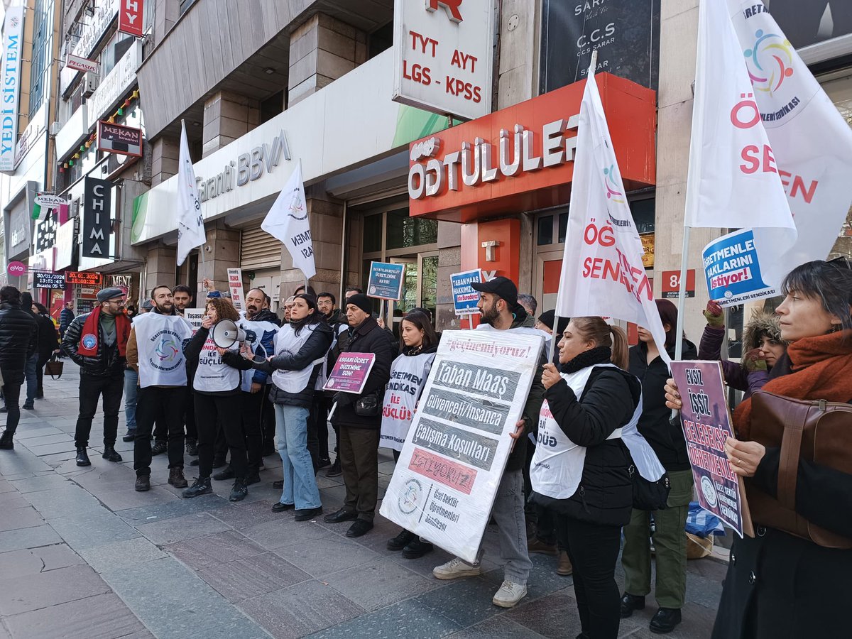 ogretmensendika's tweet photo. ‼️ Ödenmeyen ücretini isteyen öğretmene şiddet uygulayan  Genç Odtülüler önündeydik.
Öğretmen emeğini gasp edenlere karşı mücadelemiz devam edecek. 
#sendikanvar
#ÖğretmenlerMecliste
#TabanMaaş https://t.co/ejwZZIbANj