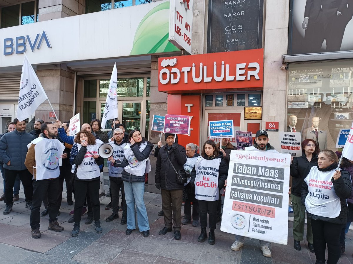 ogretmensendika's tweet photo. ‼️ Ödenmeyen ücretini isteyen öğretmene şiddet uygulayan  Genç Odtülüler önündeydik.
Öğretmen emeğini gasp edenlere karşı mücadelemiz devam edecek. 
#sendikanvar
#ÖğretmenlerMecliste
#TabanMaaş https://t.co/ejwZZIbANj