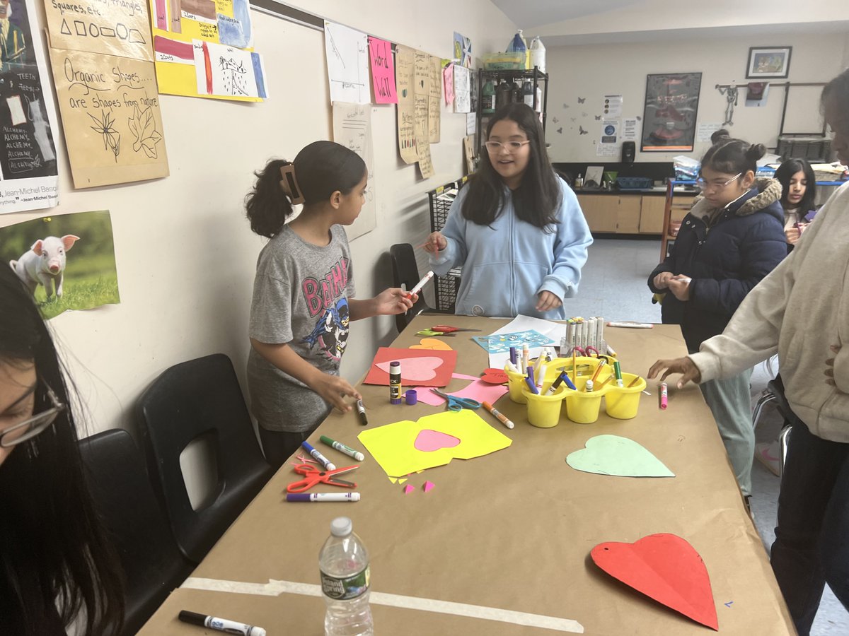 Great stepping into Mrs. Kayton-Courtney's art class. Students were excited & eager to share as they made beautiful Valentine's cards for Veterans. #ArtEducation @WHGWashington