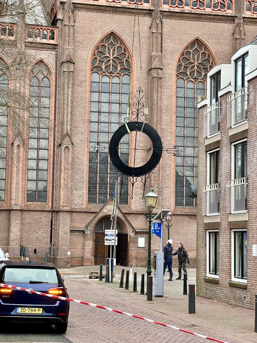 Een van de gerenoveerde wijzerplaten is vanmorgen op de Sint Nicolaas basiliek geplaatst. Door de harde wind kon de tweede wijzerplaat niet worden bevestigd. Morgen weer een kans. 
Ook de derde en vierde wijzerplaat keren - opgeknapt - terug, zodat IJsselstein weer tijd heeft.😉