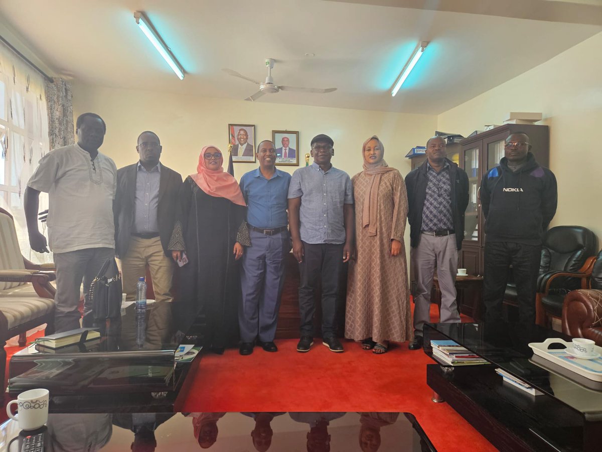 NLC Boss, @MsTacheKabale, and Commissioner Okumu today met with Marsabit county secretary Hon. Hussein Tari, CECM -land Amina Challa, & CO Galma Guyo to discuss land matters.They have agreed to work together in the spirit of collaboration and cooperation.
@NLC_Kenya #LandMatters