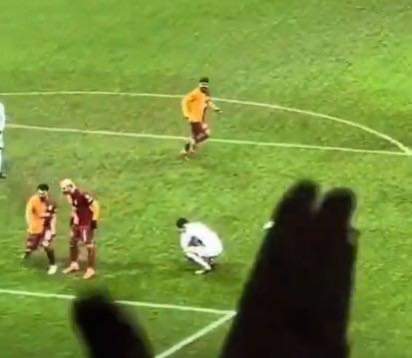 Barış Alper Yılmaz’ın gözünden sonra Kaan Ayhan ve Mauro İcardi, Gaziantep kalecisine “YERE YATSANA” işareti yapıyor.