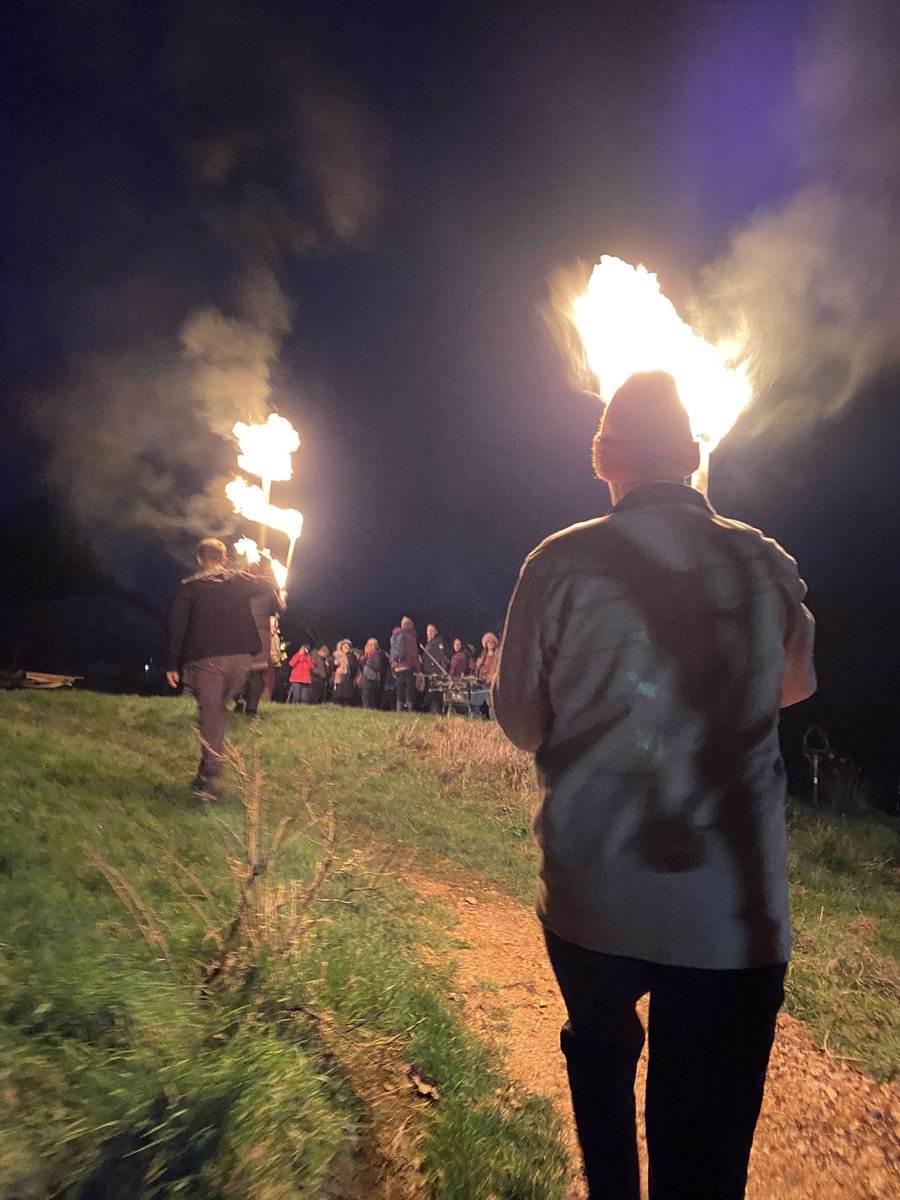 I had never been a-wassailing before I moved to Devon, but what a wonderful old tradition it is! 🌳Singing traditional songs to wake the cider apple trees and scare away pests to ensure a good harvest of fruit this autum 🍎 #cider #wassail #devon #CiderVinegar #traditions