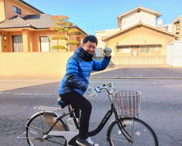 自転車でかける大平。