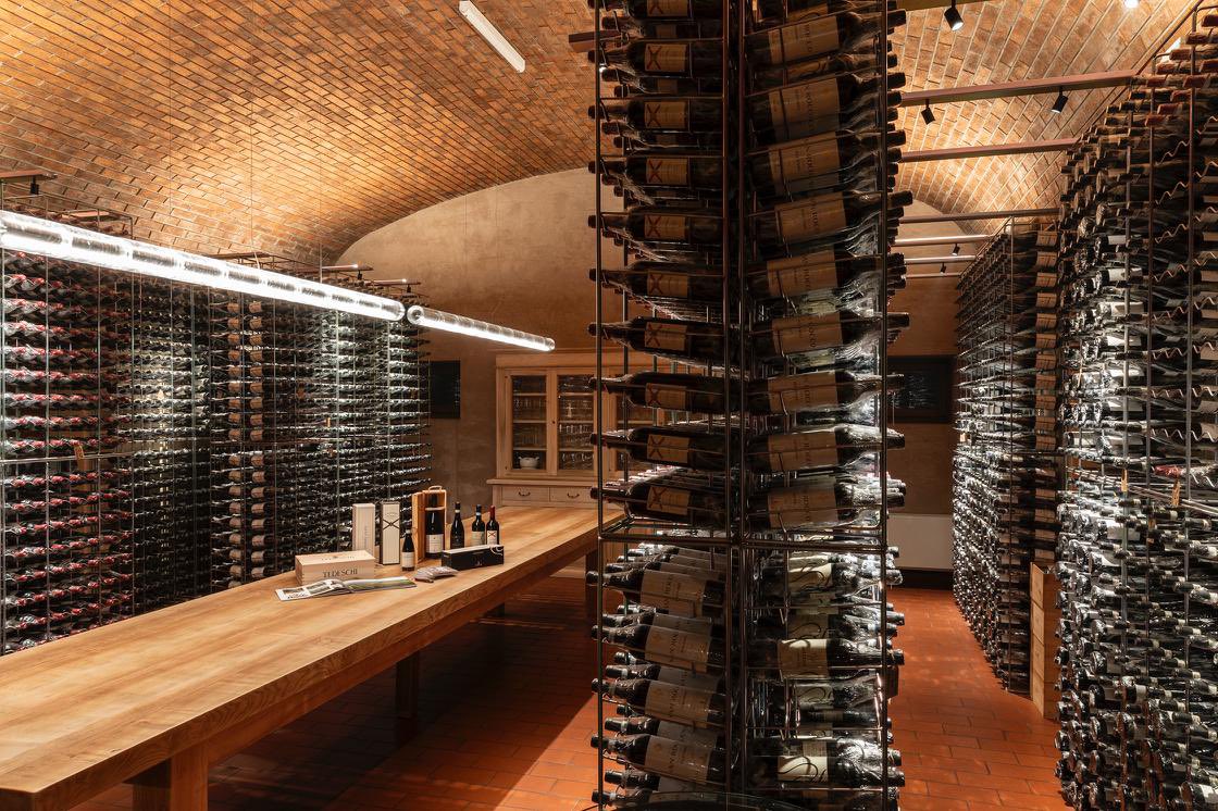 WineNewsIt's tweet photo. L’#Amarone della #Valpolicella e la sua #longevità raccontata dall’archivio (ora aperto) di @TedeschiWines. Un patrimonio di 27.000 bottiglie di #vecchieannate degli ultimi 50 anni per il pubblico di #collezionisti, #altaristorazione e #appassionati, https://t.co/SAK24cCrwa https://t.co/NFmCFLWdTn