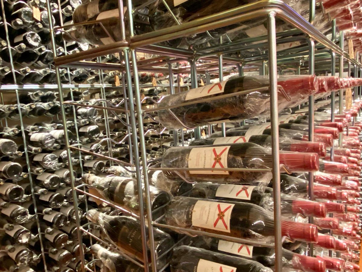 WineNewsIt's tweet photo. L’#Amarone della #Valpolicella e la sua #longevità raccontata dall’archivio (ora aperto) di @TedeschiWines. Un patrimonio di 27.000 bottiglie di #vecchieannate degli ultimi 50 anni per il pubblico di #collezionisti, #altaristorazione e #appassionati, https://t.co/SAK24cCrwa https://t.co/NFmCFLWdTn