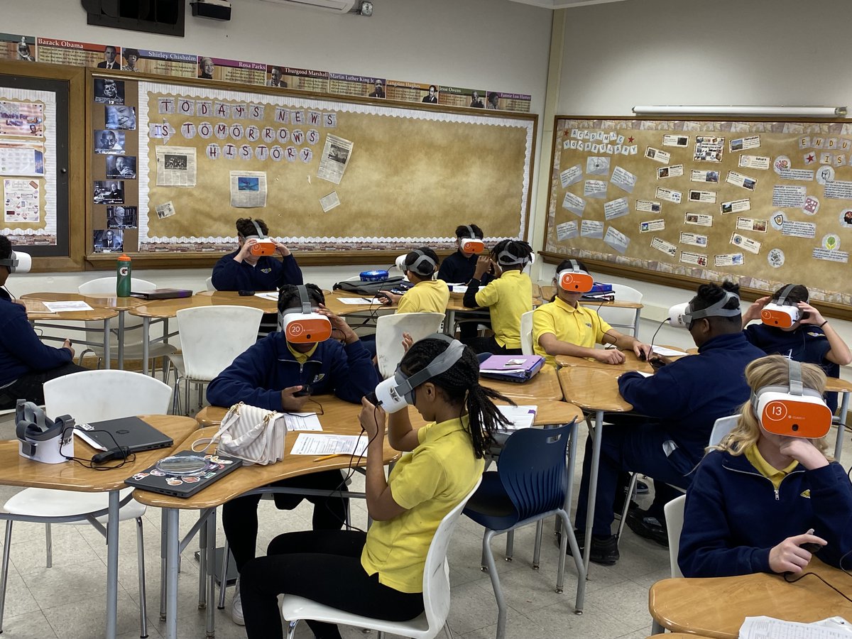 MS students used the latest technology to explore colonial America and learn about the Declaration of Independence in Ms. Huntington’s 7th grade social studies class. Huge thanks to Tech Integration Specialist Mrs. Comas-Baez for visiting and conducting an amazing VR Lesson.