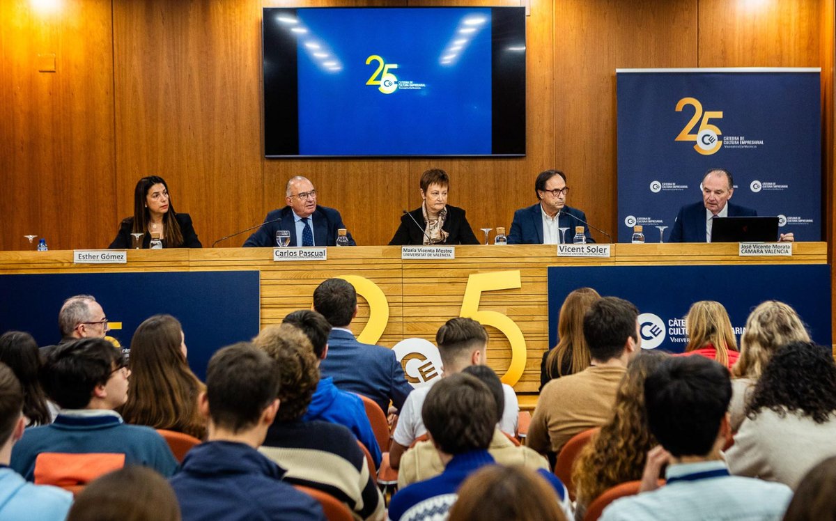 CatedraCe's tweet photo. 25 años de la CCE y del programa #QuiPotSerEmpresari? Este año celebraremos la colaboración entre el empresariado y la Universitat de València con un amplio programa de actividades para compartir conocimiento. #Formación #ADEIT
➡ https://t.co/mNOqCNqy5W https://t.co/KQTYQmAUMv