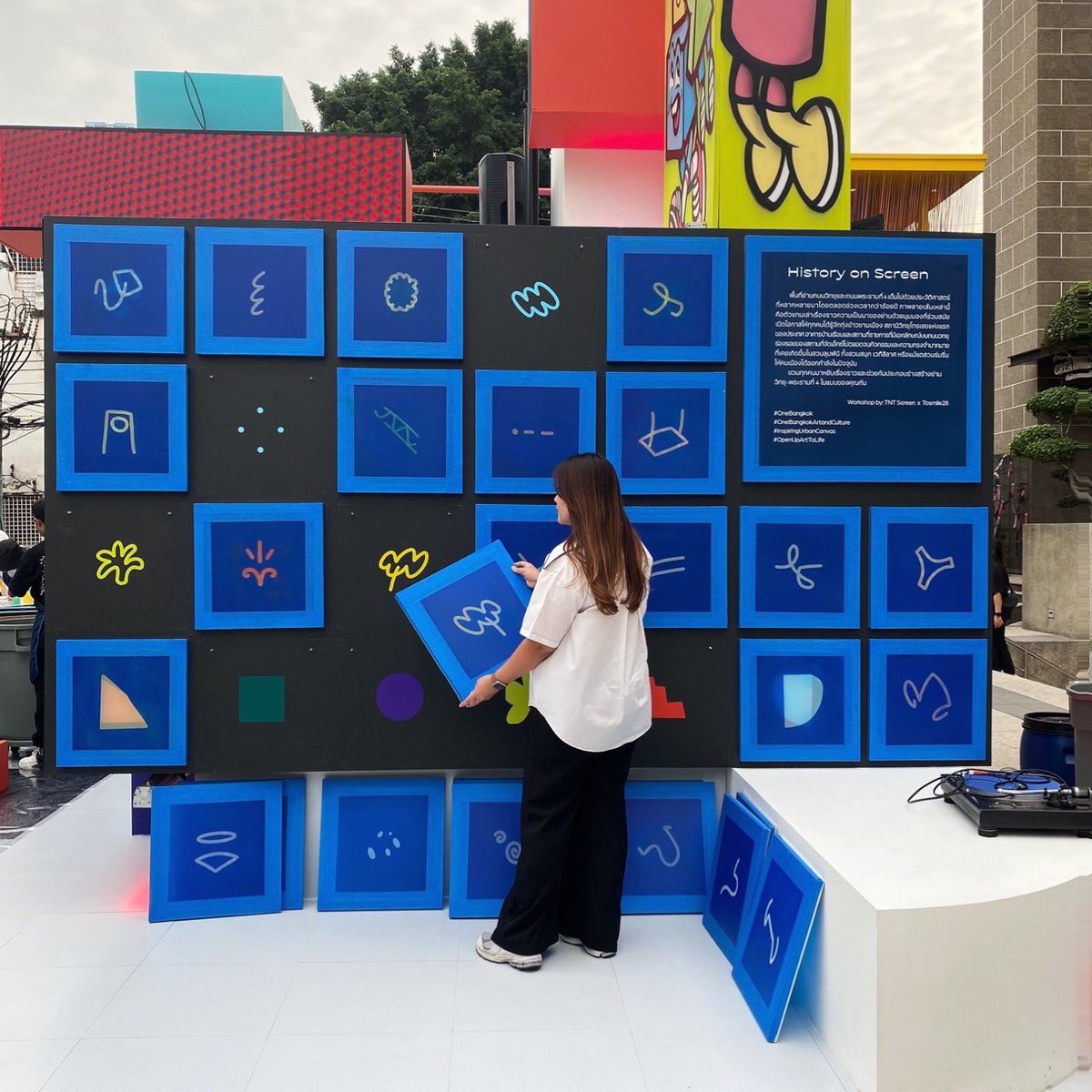 งานน่ารักมากก #BangkokDesignWeek หน้าไปรษณีย์กลางไฮไลท์จาก #OneBangkok Pavilion กิจกรรมจัดเต็มมากกก จอยสุดๆ มีสติ๊กเกอร์แจกฟรีด้วย ไปกันนนน ถึงวันอาทิตย์นี้เท่านั้นนนนน
#OneBangkok #OneBangkokArtandCulture
#InspiringUrbanCanvas #OpenUpArtToLife
#BKKDW2024 
#LivableScape