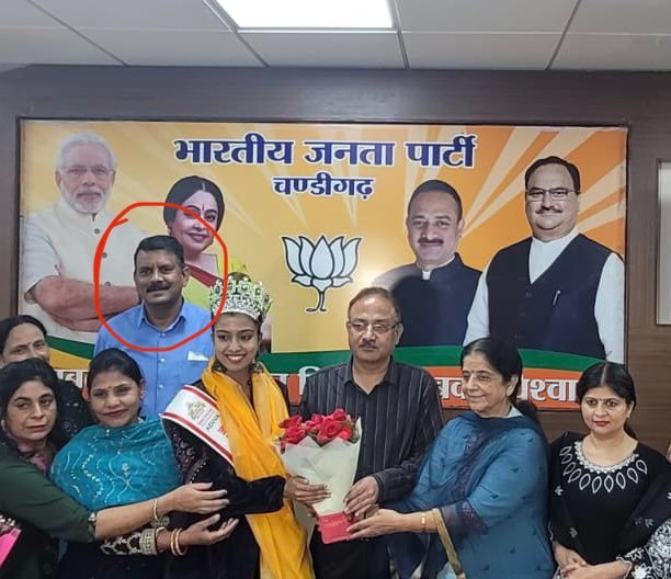 vinayymishraap's tweet photo. ये लाल घेरे में वो शख्स @AnilMasihbjp है, जिसने आज कैमरे के सामने पार्षदों के 8 वोट खुद से पेन चलकार रद्द कर दिए और ये भाजपा का सदस्य है।

अब याद कीजिए कि भाजपा ने अभी संसद में कानून बनाकर चुनाव आयुक्त की नियुक्ति की समिति से मुख्य न्यायधीश को बाहर करके सरकार का 2-1 से बहुमत कर दिया है। आगे ये गुंडे–मवाली क्या करेंगे ये बताने की जरूरत नहीं है। सब कुछ सीधा अदानी को ही क्यों नही दे देते? इतना नाटक क्यों?
