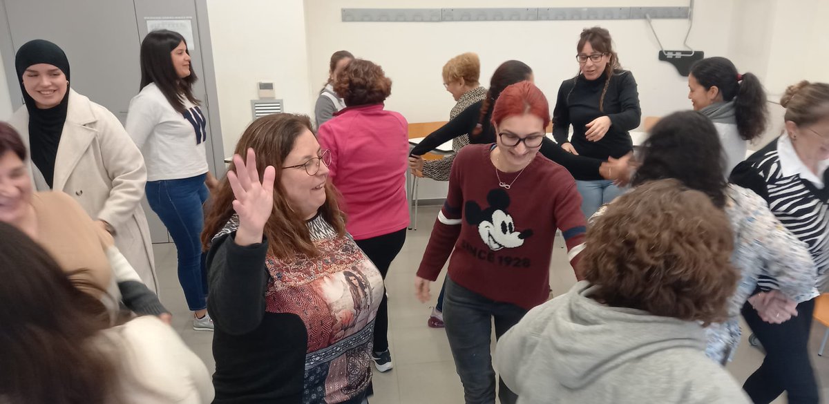 IDFOGirona's tweet photo. Ahir les alumnes del certificat d'#Operacions auxiliars #administratives van iniciar la formació subvencionada per @ocupaciocat de manera lúdica coneguent-se... i realitzant diferents activitats per aprendre habilitats comunicatives amb l'#EnriPérez. OBRIM FIL ⬇️⬇️ https://t.co/u79hOWHIdC