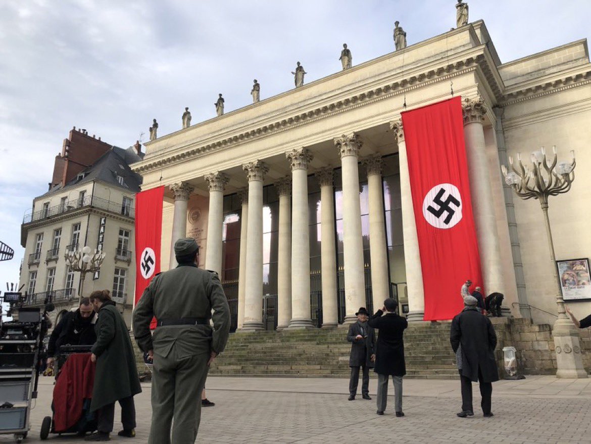 🇫🇷 FLASH | Plusieurs personnes ont été choquées de voir deux drapeaux nazis géants déployés sur le théâtre Graslin à #Nantes, accompagnés de soldats SS, pour les besoins du tournage de la série « Deep ». (20 Minutes)