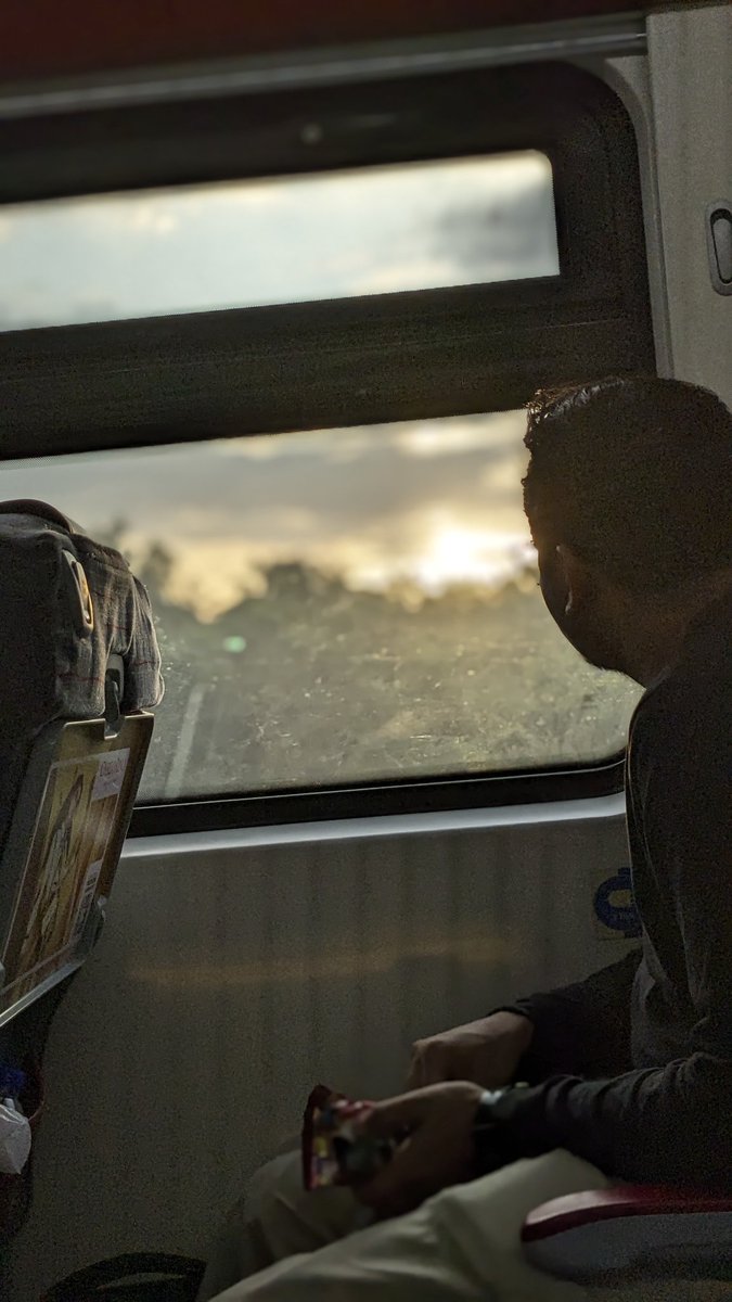 ch0w1942's tweet image. #sunset #clichè #movingtrain #windowseat #pixel6a #sooc